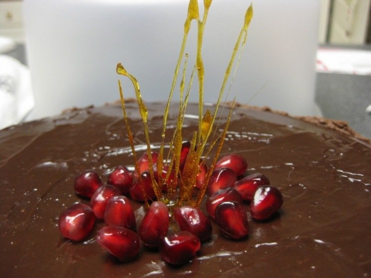 Karamelová ozdoba na koláče a koláče Ozdobte-ozdobte-jedlo-ovocie-čokoláda-karamel-tortové torty