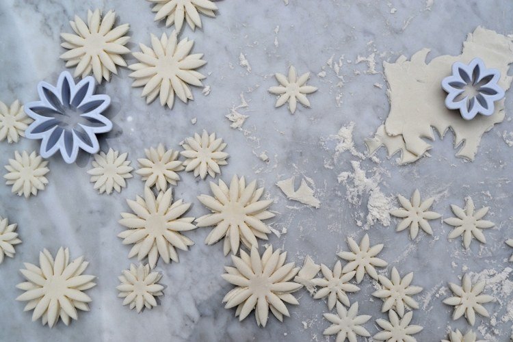 Z cesta vykrajujte kvety a snehové vločky Ozdobte-ozdobte-jedlo-dezerty-kvet-cesto-snehové vločky
