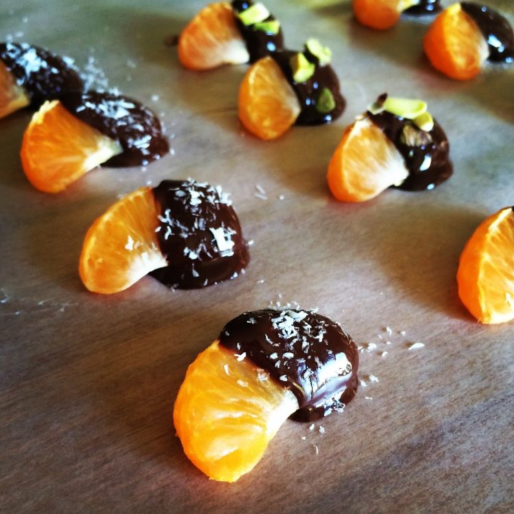 Kúsky mandarínky s čokoládou a sušeným kokosom Ozdobte-ozdobte-jedlo-ovocie-čokoláda-mandarinka-kokos