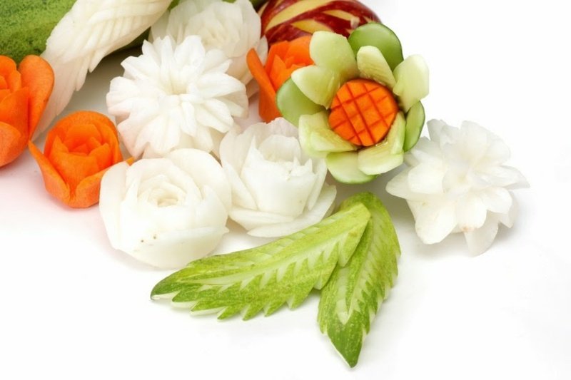 Ozdobte a ozdobte zeleninou - peknými kvetmi a listami ozdobte a ozdobte reďkovku uhorka mrkva kvety blaetter nápad