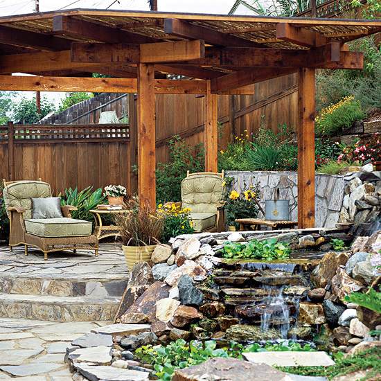 Záhradná pergola s terasou a kamennou podlahou na svahu