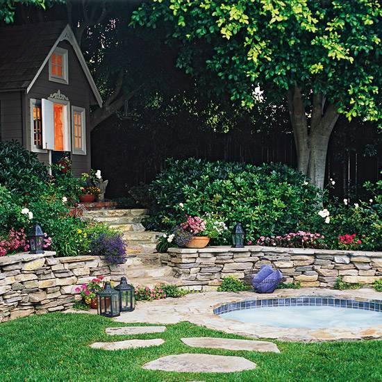 Záhradný svah vytvára schody z prírodného kameňa