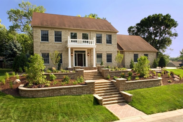 záhrada na svahu vytvoriť predzáhradku nápad terasy schody steny dom