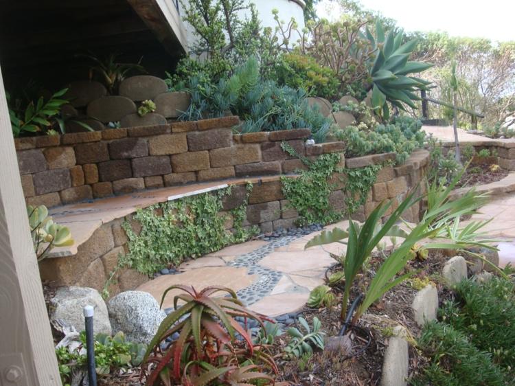 záhrada na svahu dizajn vyrovnáva kamenné obklady