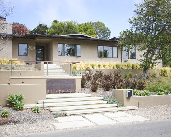 dom pred domom svah dizajnové nápady okrasné trávnaté schody