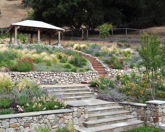 svah záhrada stredomorský štýl oporné múry kamene schody