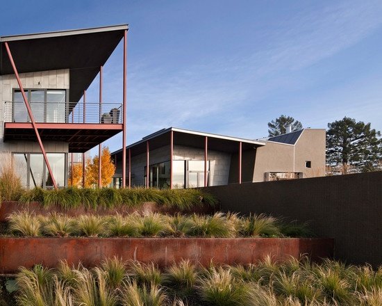 Záhrada na svahu nápady na dizajn trávy kovové úrovne oporná stena