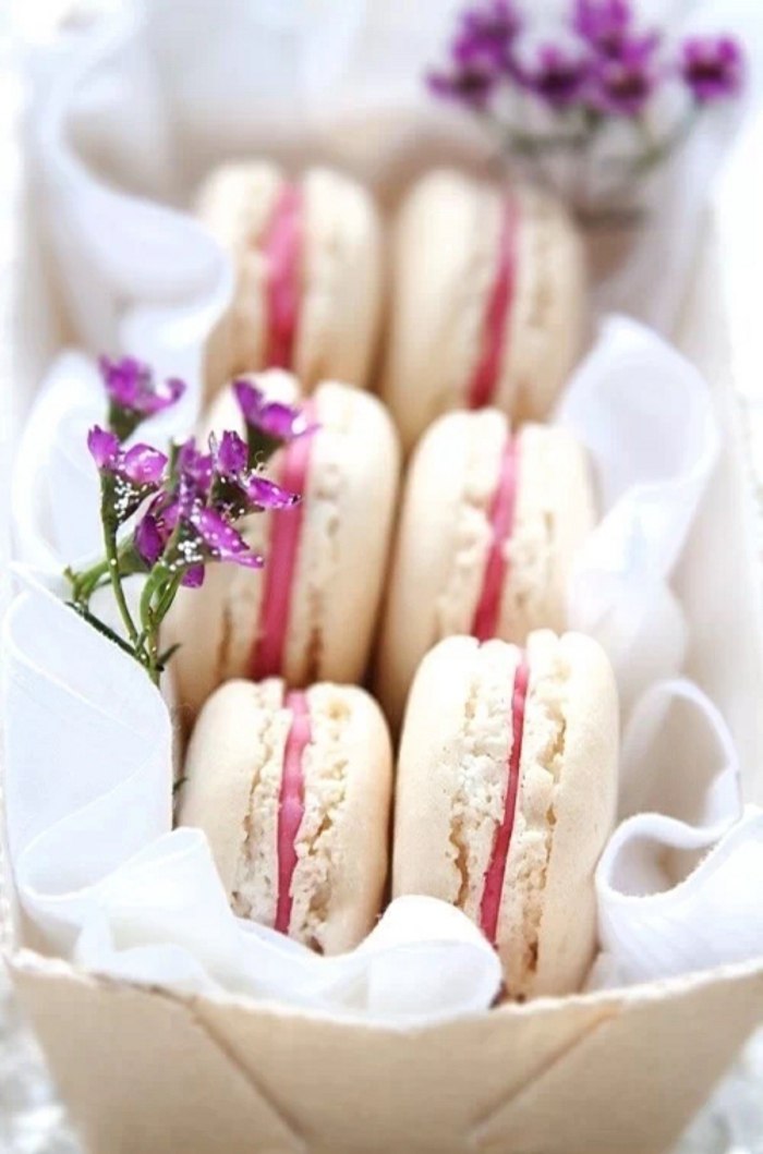 dezertné sušienky plnené večierok nevesta záhradná dekorácia kvety fialová