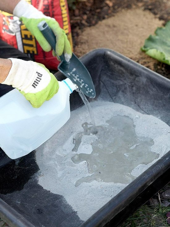 Nalievanie betónu a miešanie kamennej cesty záhrada