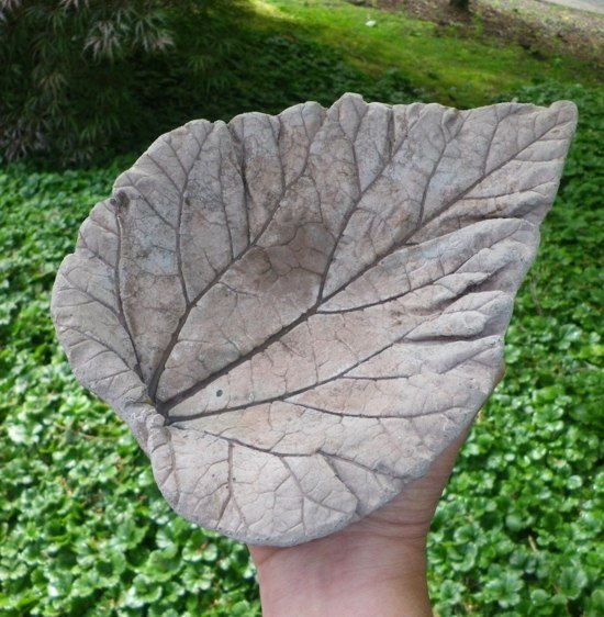Betónová záhradná dekorácia list stromu