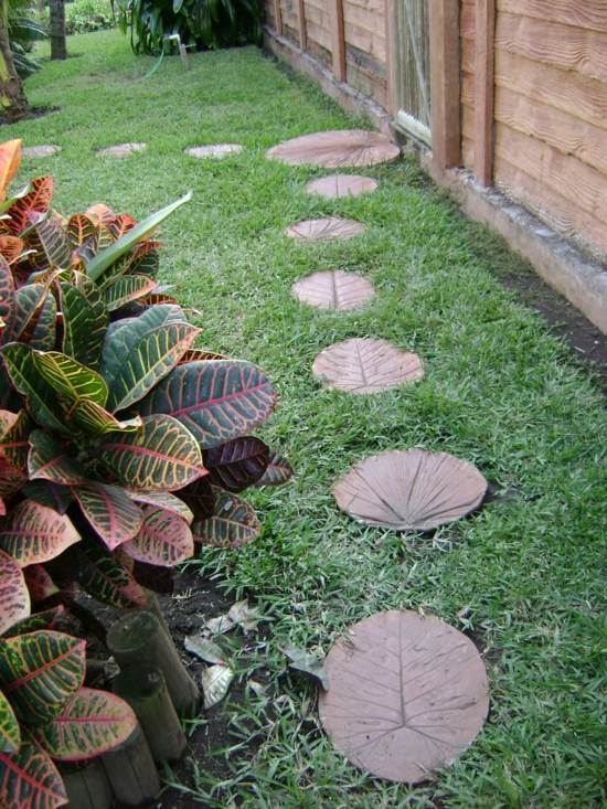 Vytvorte nápady na záhradnú cestu - odrazový mostík pre návrh trávnika