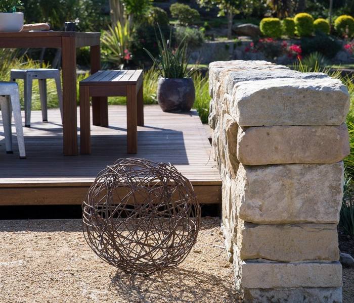 terasa dizajn drevo kamenná stena záhradný stôl lavica piesok