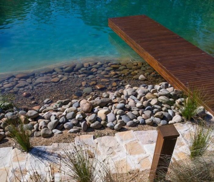 lávka drevený bazén tyrkysový rybník breh okruhliaky