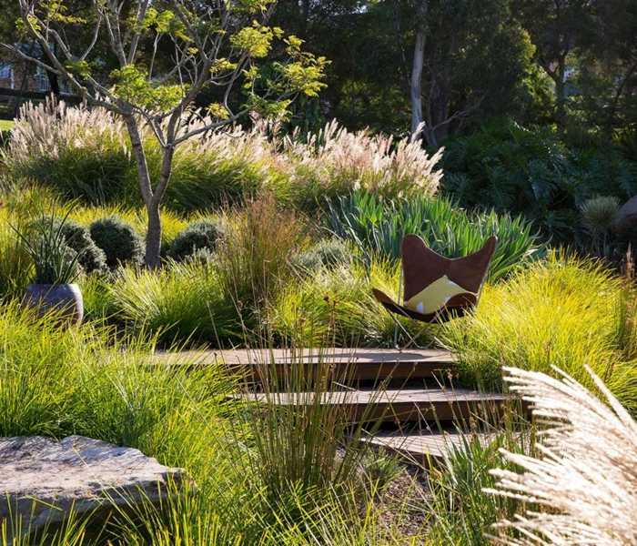 prírodný záhradný dizajn trávy rastliny záhradná cesta kreslo strom