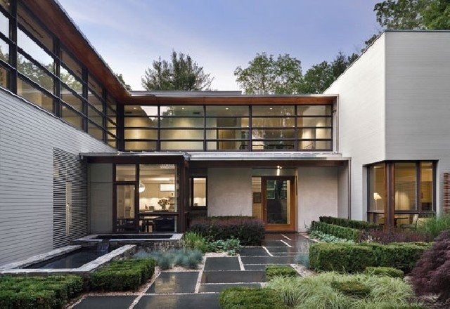 Geometrický dizajn domu s plochou strechou a skleneným dvorom