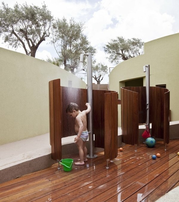 Myšlienka dizajnu záhradnej sprchy na terase