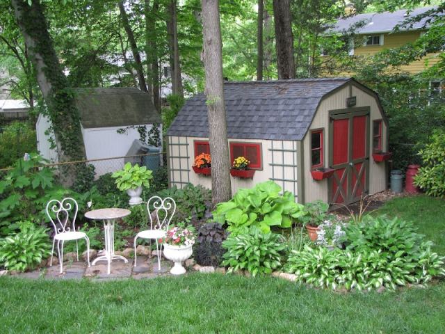 záhradný dizajn malé relaxačné zelené prostredie malý domček v otvorenom zelenom prostredí má relaxačný účinok