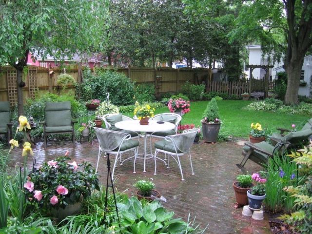 Správne rozložte vonkajší priestor, všade veľa kvetov navrhnúť záhradu vonkajší priestor správne vytvoriť vhodný