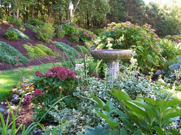 Záhradná letná jesenná fontána svah trávnik Záhradný letný jesenný trávnik