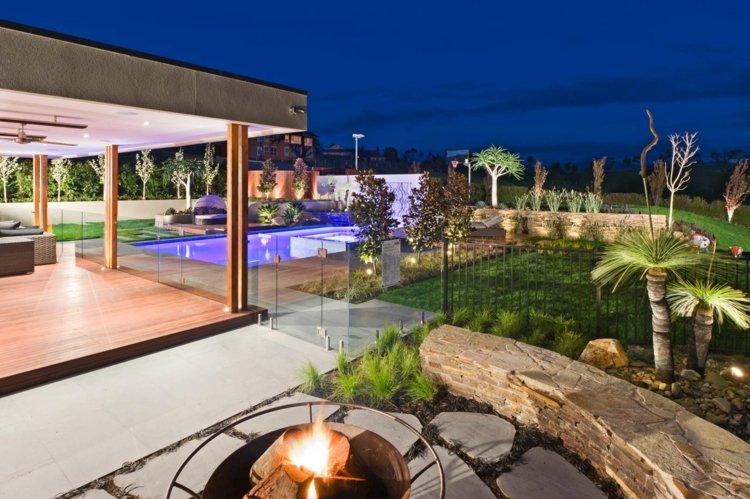 Rozdelte záhradu na oblasti záhradný dizajn-terasa-zastrešenie-krb-palma