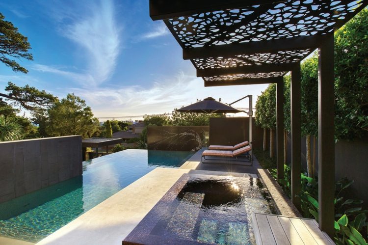 Dizajn s mnohými vodnými prvkami záhradný dizajn-bazén-plocha-slnečník-kov-ochrana pred slnkom