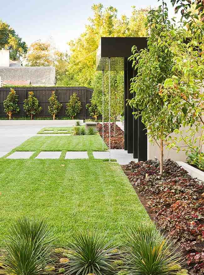 Vlastnosti záhradnej trávnej vody Trávniková voda obsahuje vždyzelené rastliny