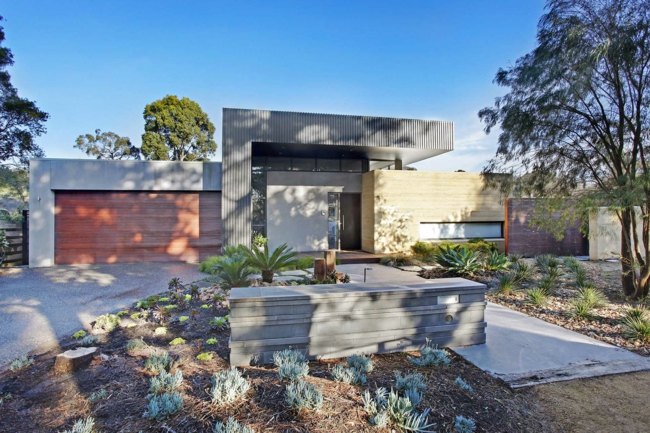 Záhradný dizajn palmových vždyzelených rastlín Palma vždyzelené rastliny betónová cesta