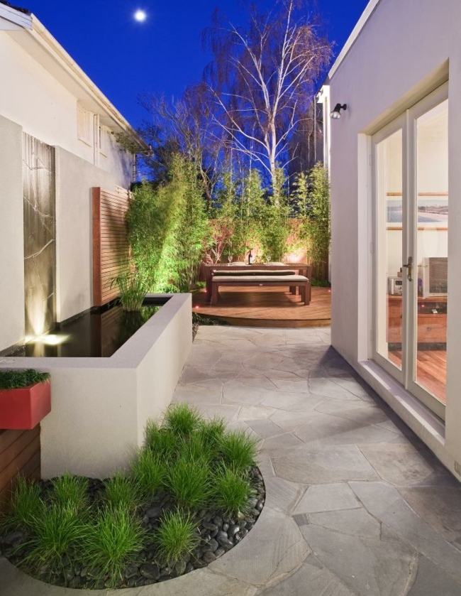 Rozdelená záhrada okolo vysokých stromov vysoká stromy fontána tráva