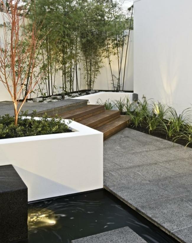 Záhradné kamenné jazierko Kamenné jazierko osvetľujúce stromy