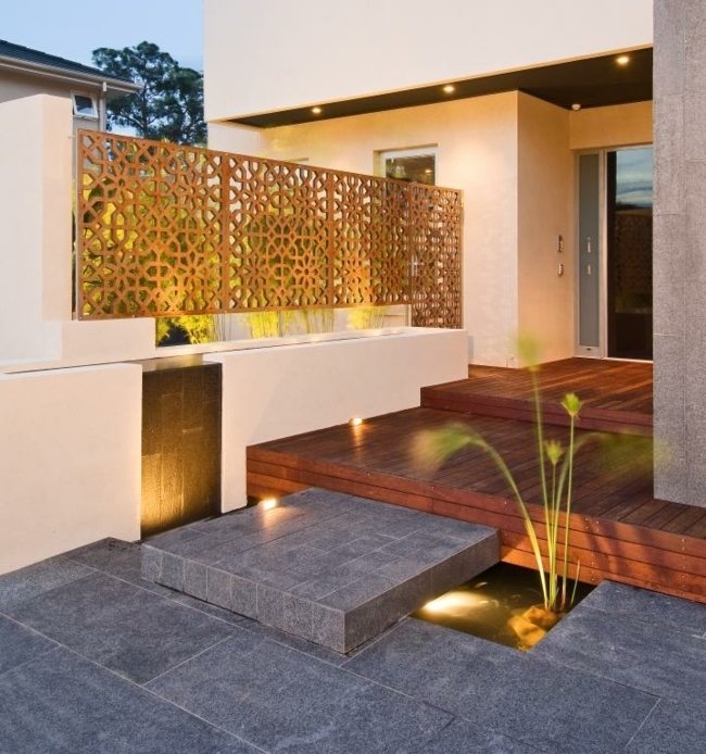 Záhradná stena z drevenej terasy v jazierku Terasa, záhradný múrik, vchod do domu