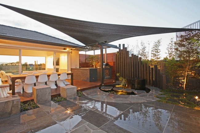 Prístavná záhrada, ochrana pred slnkom, ochrana súkromia, jedálenský kút Záhradné jazierko s jedálenským kútom a kovovou zástenou