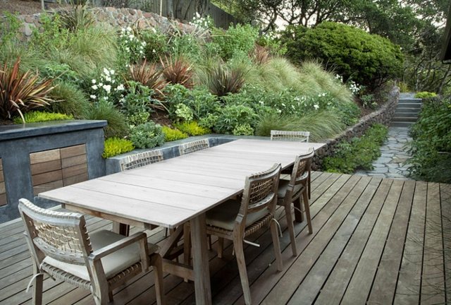 Záhradný nábytok z prírodného trávneho dreva