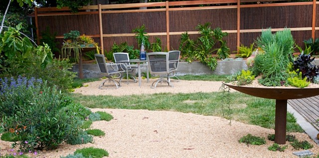 Záhradné úpravy-so-štrkom-a-divokými rastlinami