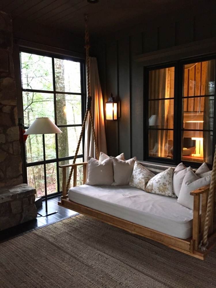 Hojdací gauč vyrobený z dreva s vankúšmi záhradný salónik-nábytok-aktuálny-dizajn-priestor na voľný čas-hojdačka-gauč-vankúše-prírodné farby