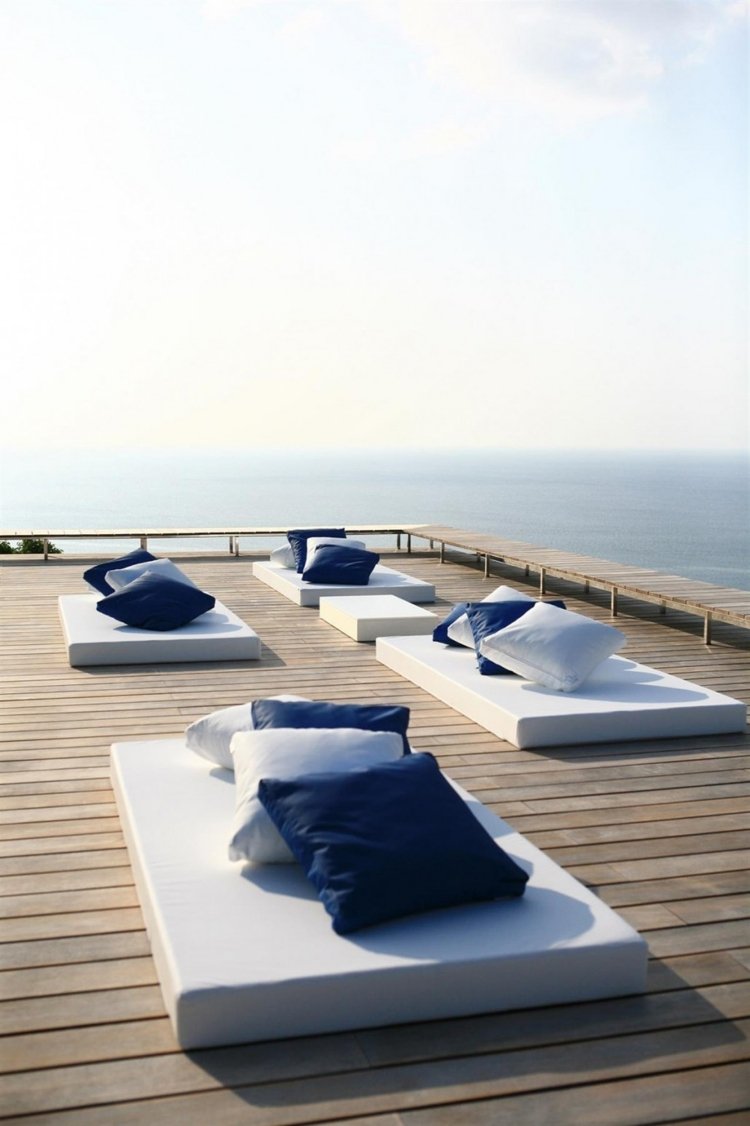 jednoduché a minimalistické - matrace s vankúšmi vonku záhradný salónik-nábytok-aktuálny-dizajn-priestor pre voľný čas-matrace-vankúše-strešná terasa