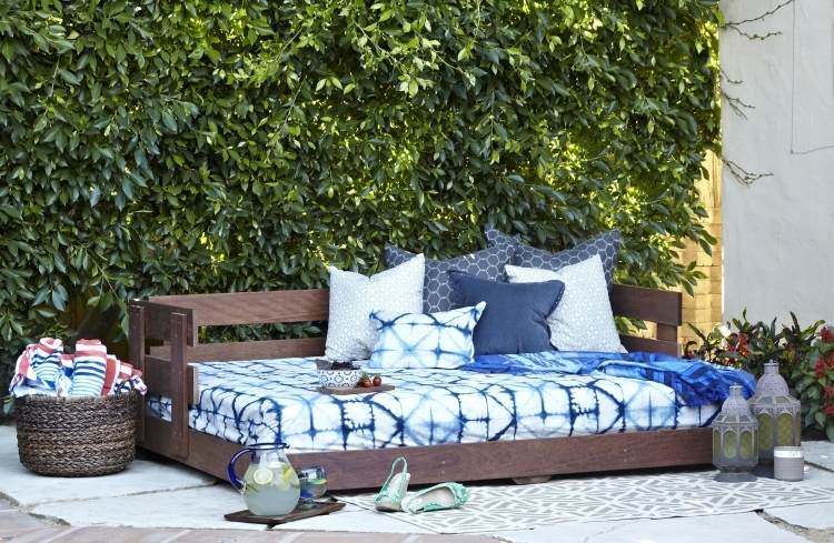 Drevená posteľ a ozelenenie steny v záhrade Záhradný salónik-súčasný-dizajn-oddychová-časť-dreviny-postele-rastliny