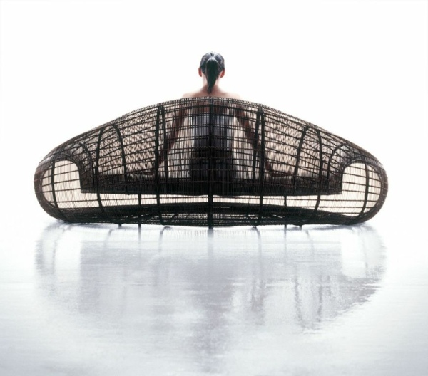 Ratanový záhradný nábytok mierne za sebou