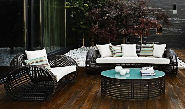 tmavý sklenený stôl v tvare záhrady v japonskom štýle