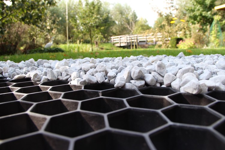 Vytvorte záhradu so štrkovými voštinami pre väčšiu stabilitu