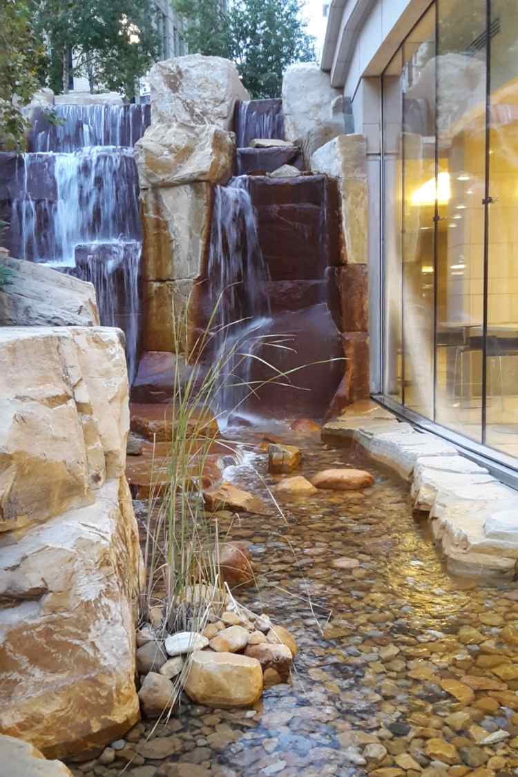 rybník s kamienkami vodopád oranžovo žlté farby