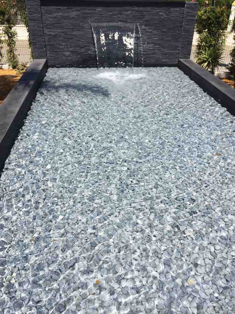 Vodný prvok rybník vodopád bridlicový kameň okrasný štrk sivý