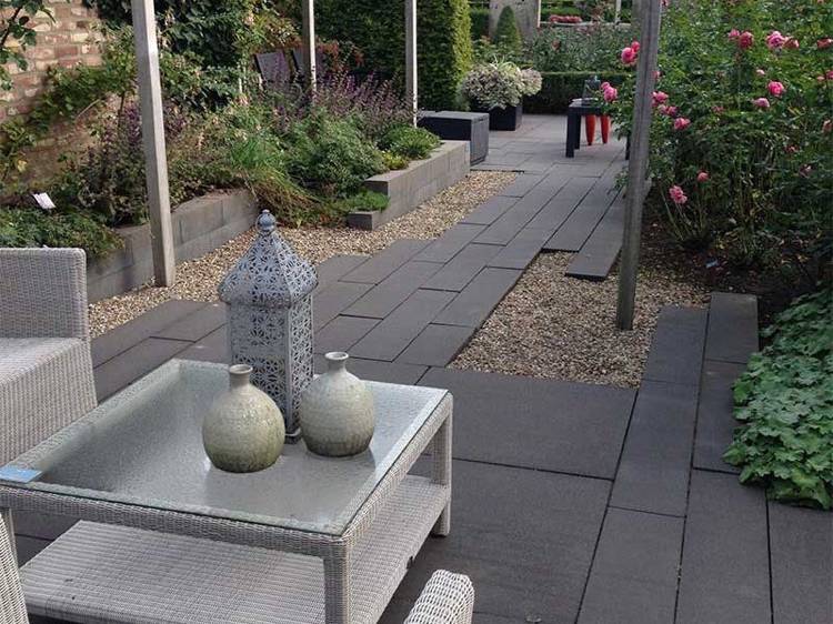 Záhrada s kameňom a štrkom vytvára modernú, romantickú drť