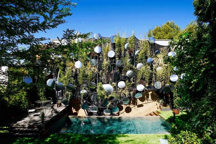 Záhradný bazén a zaujímavý komplex so zeleňou Záhradný bazén-vzduch-chladiaci-systém-vodná para-prírodná-vertikálna-záhradná zeleň