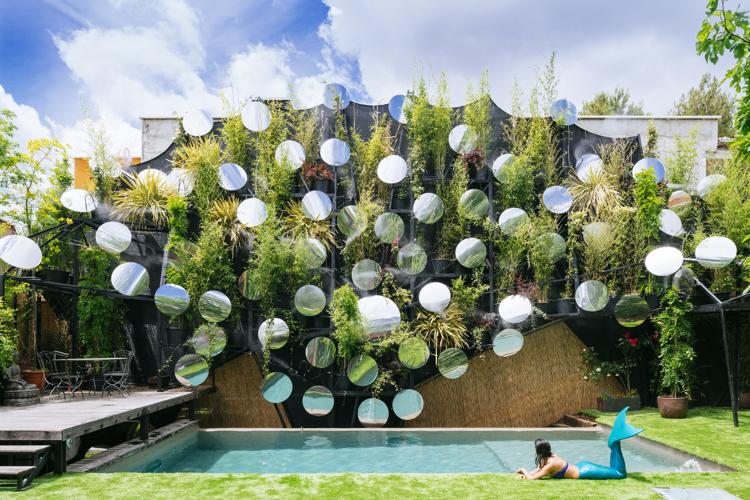 Záhradný bazén a svieža vertikálna zeleň zaisťujú sviežosť Záhradný bazén-vzduch-chladiaci-systém-vodná para -interiér-mesta-susedov