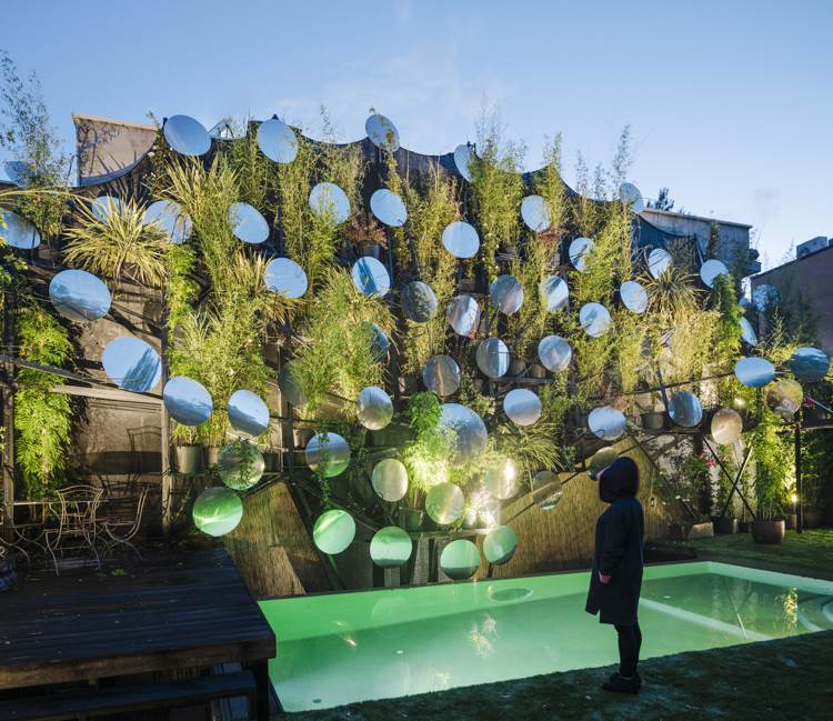 krásne svetelné efekty na vodnej hladine záhradný bazén-vzduchový chladiaci systém-osvetlenie-odstupňované zrkadlo