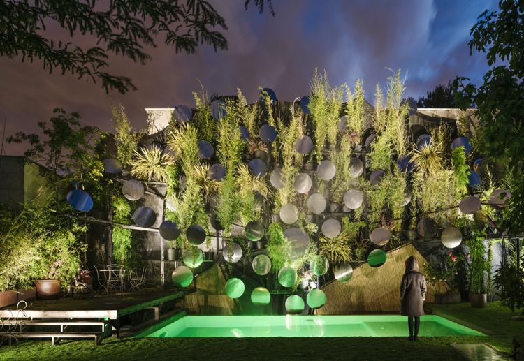 dychberúce zvýraznenie - zariadenie pri bazéne záhradný bazén-vzduch-chladiaci-systém-rastliny-vertikálne-zrkadlo