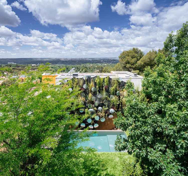 Záhradný bazén a zeleň v mestskom prostredí Madridu Záhradný bazén systém chladenia vzduchom, vodnými parami, mestom, mestom a susedstvom