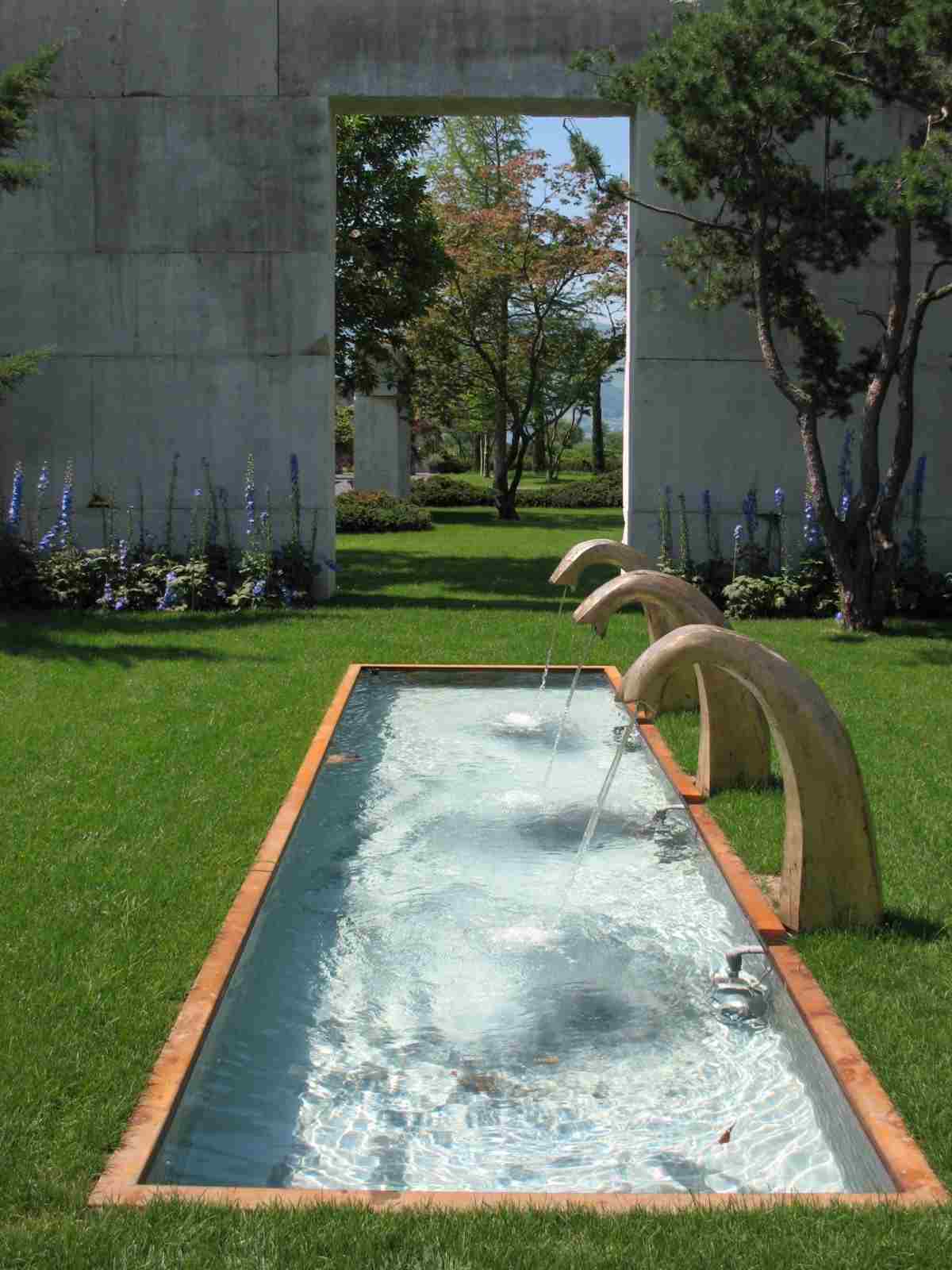 Terénne úpravy s vodou, funkcia pre záhradu s trávnikom a stromom