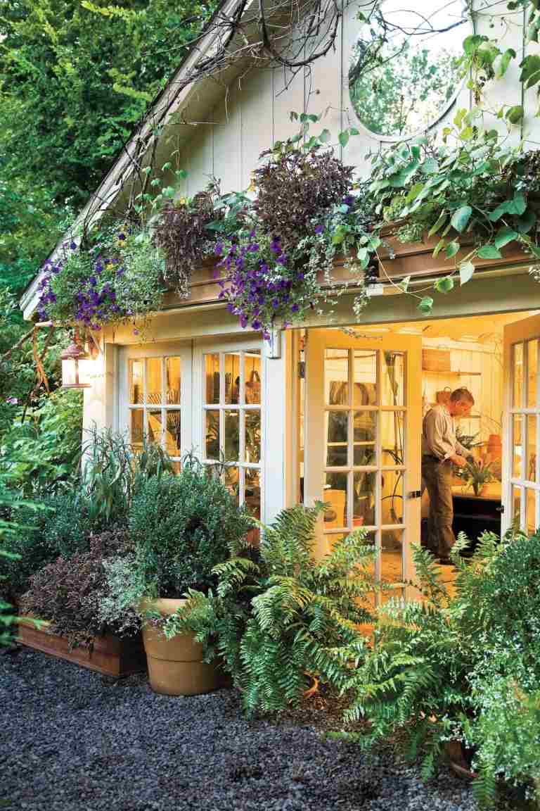 Skryte vonkajšie konštrukcie v záhrade so zavesenými rastlinami