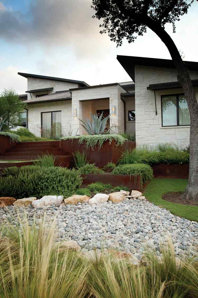 moderná kamenná oporná stena pre záhradnú oceľ